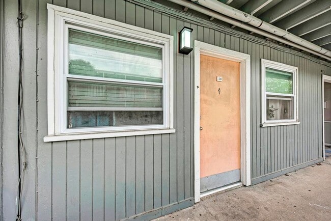 Building Photo - 2401 Manor Rd