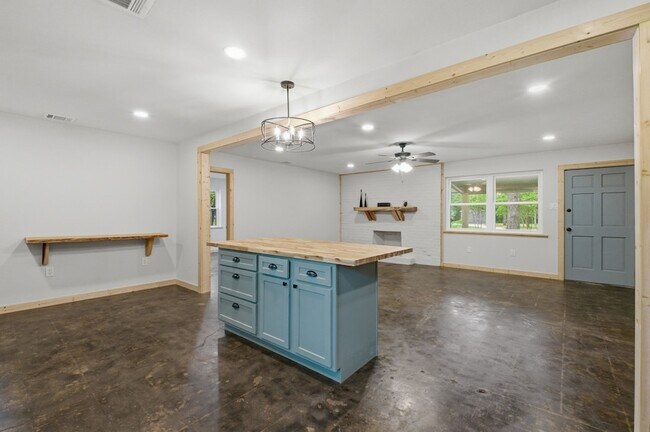 Building Photo - 509 Co Rd 2271