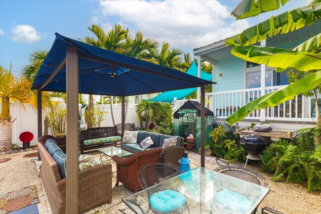 Building Photo - Sunset Harbor at Cow Key Marina 6 month furnished rental