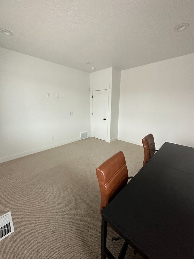Building Photo - 10153 N Redwood Dr