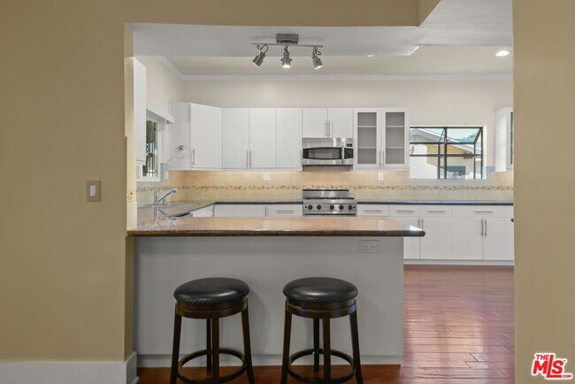 Building Photo - 975 Westchester Pl