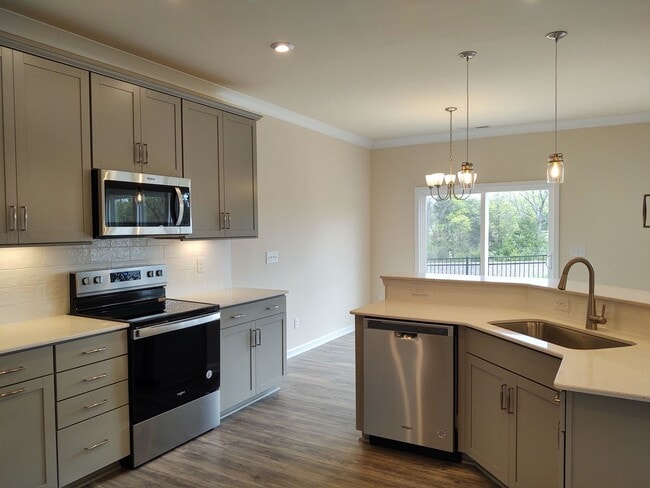 Building Photo - Enchanting Townhome located in the Pringle...