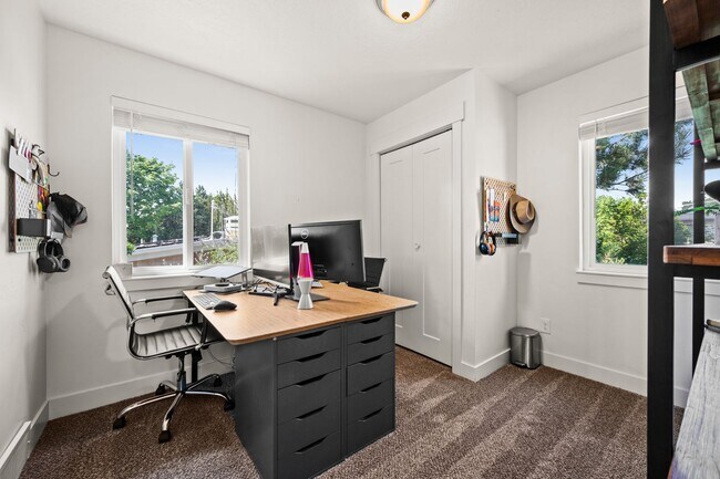 Building Photo - Beautifully Updated Holladay Home!