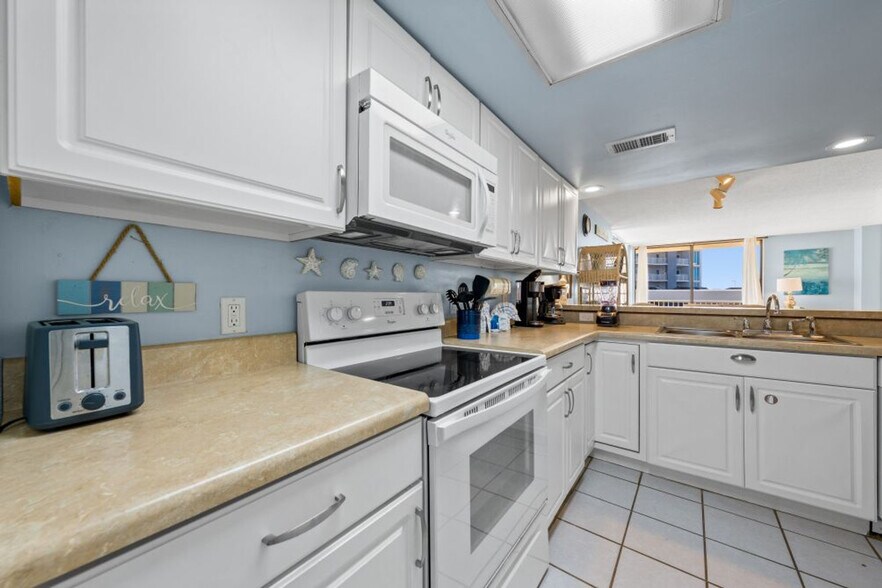 Building Photo - 505 E Beach Blvd