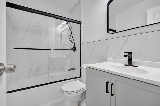 Building Photo - 229 SW 1st Ave