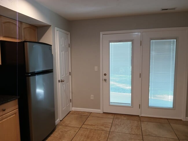 Building Photo - Available now! Beautifully Renovated 2 bed...