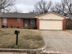 Building Photo - 3 bedrooms, 2 baths with a 2 car garage for rent near NE 10th between Midwest Blvd and Douglas Bl...