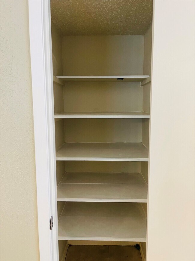 Building Photo - 4715 Rainbow Run