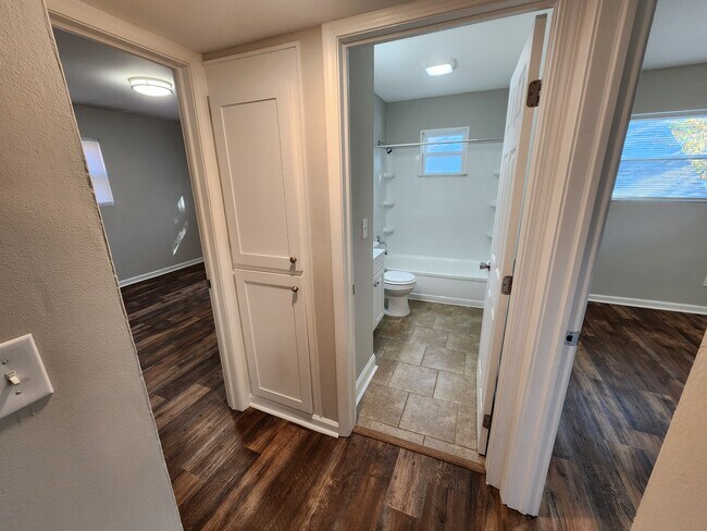 Building Photo - 924 Rarig Ave