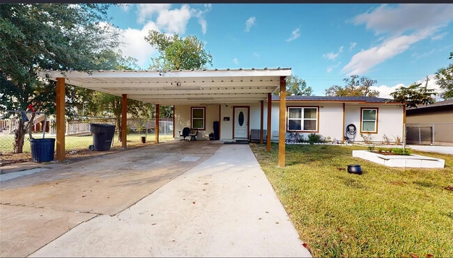 Building Photo - 5767 Belcrest St