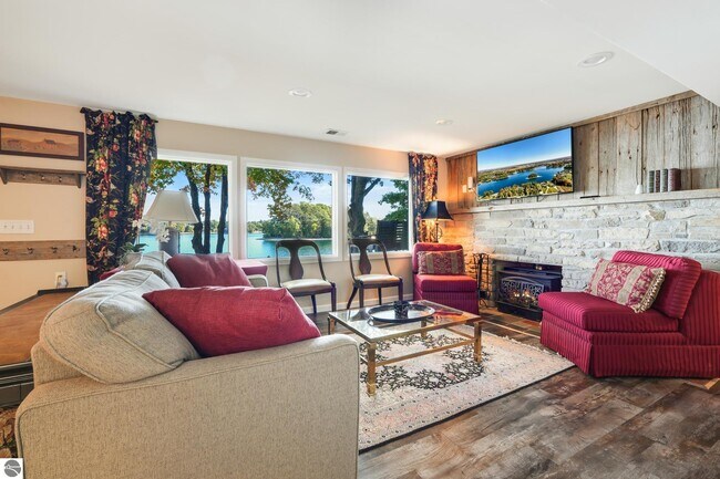 Building Photo - 5521 Silver Sunrise Trail