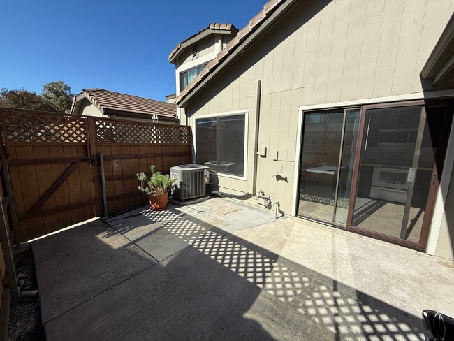 Building Photo - Remodeled 2-Bedroom Townhome in Tierrasant...