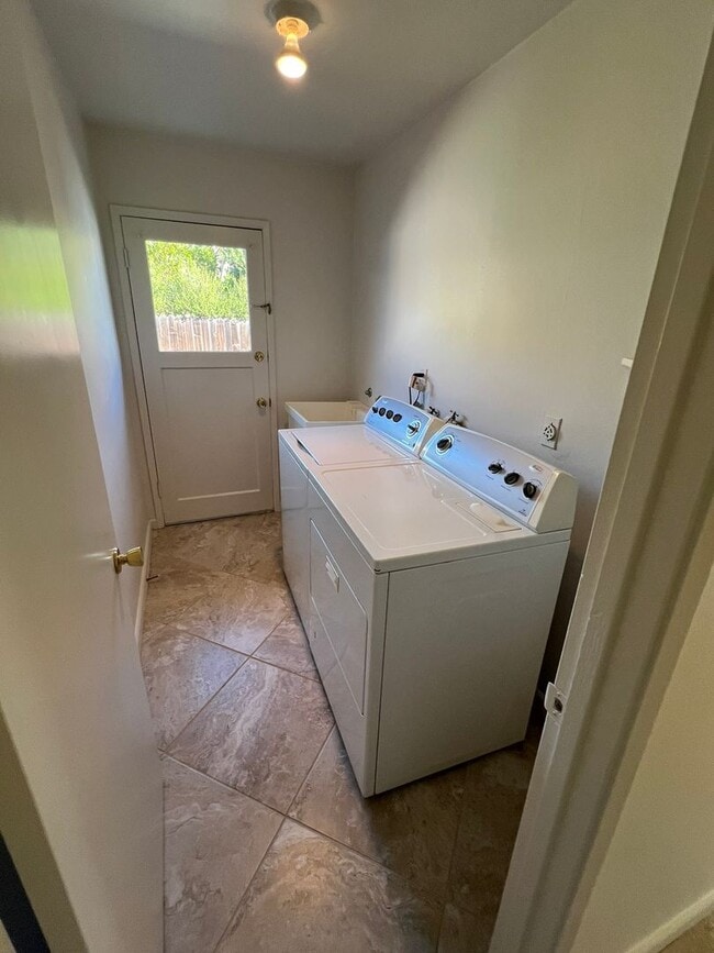 Building Photo - 2700 Hemlock Ave