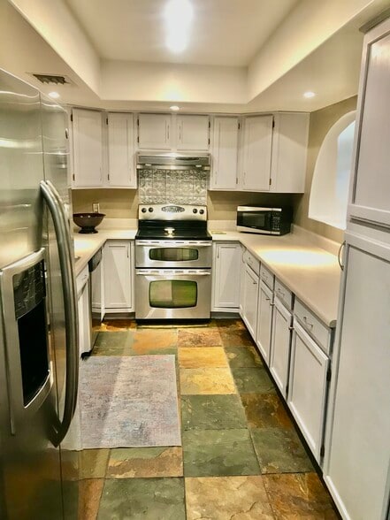 Kitchen - 7800 E Lincoln Dr