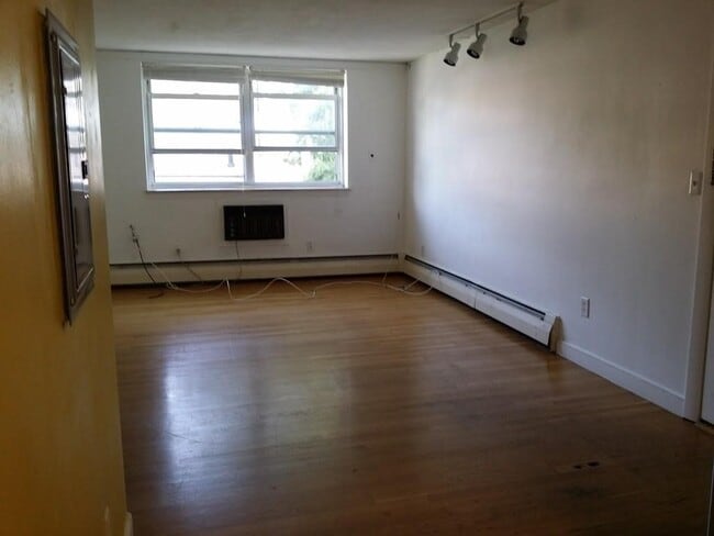 Building Photo - 12 Commonwealth Ct