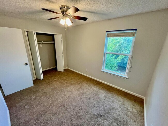 Building Photo - 122 Hillside Dr