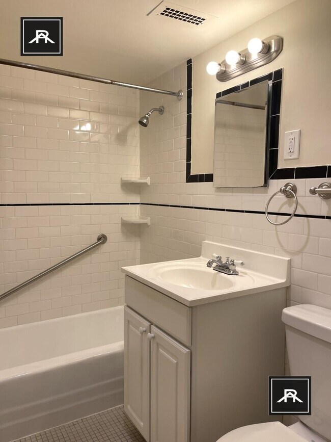 Building Photo - 3 bedroom in Brookline MA 02446