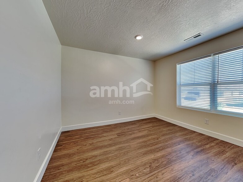 Building Photo - 1233 Wagon Way