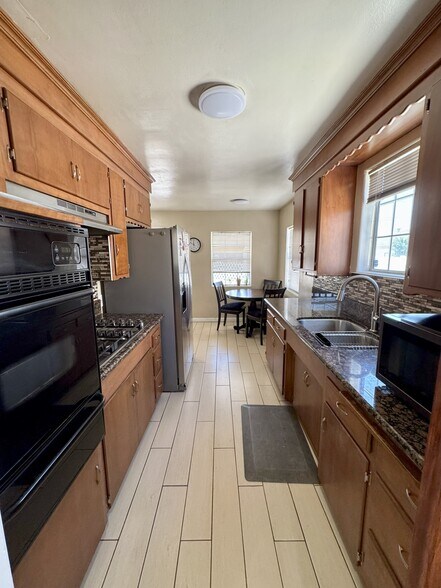 Kitchen and Breakfast Nook - 9548 Claymore St