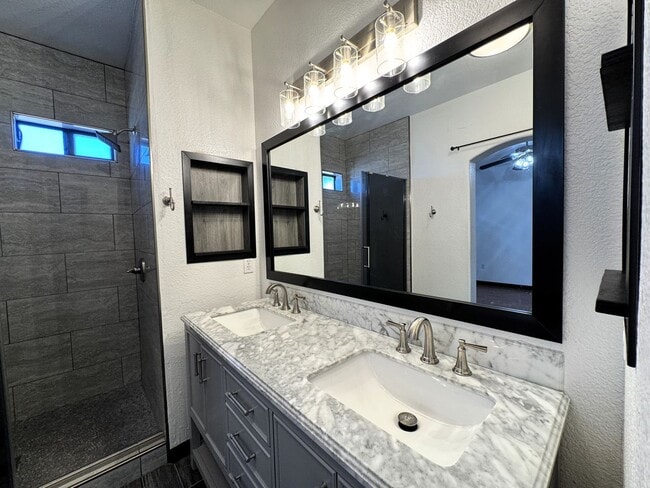Building Photo - Modern Remodeled Condo with 3 Ensuite Bedr...