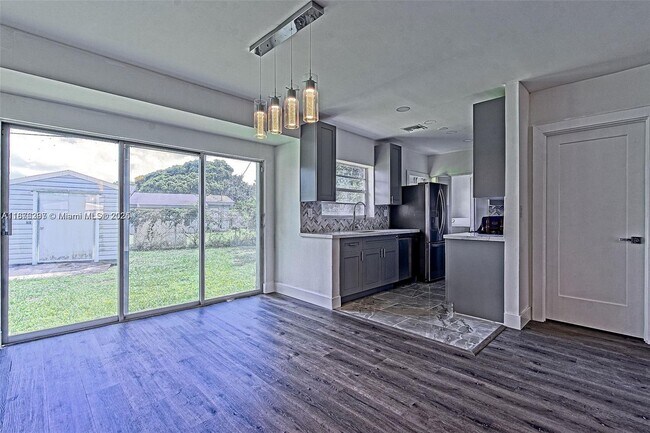 Building Photo - 372 W Dayton Cir