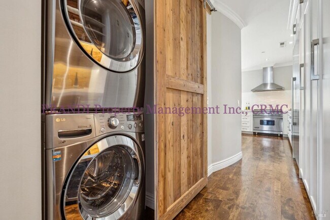 Building Photo - Luxury Townhome on Exclusive De Silva Island!