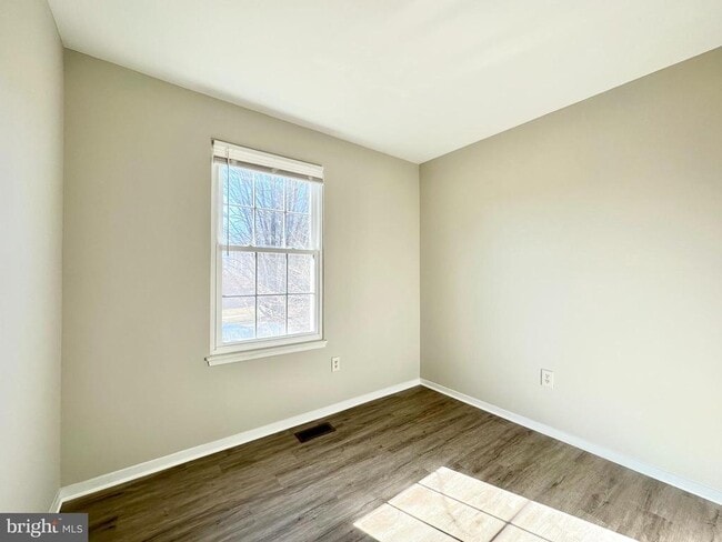 Building Photo - 402 Carousel Ct