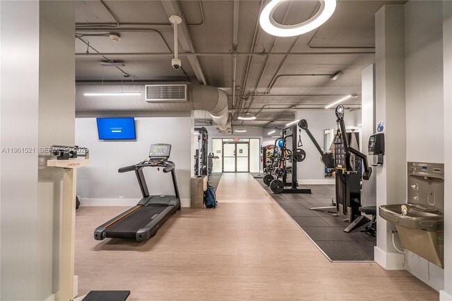 Building Photo - 1925 Brickell Ave