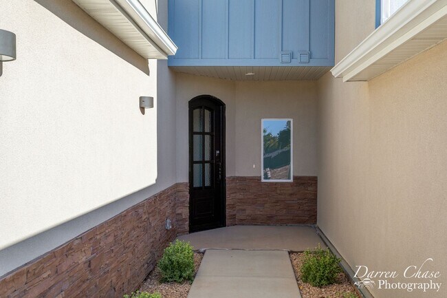 Building Photo - Beautiful!! End unit! 4 bedroom, 2.5 bathroom townhome in Hurricane!