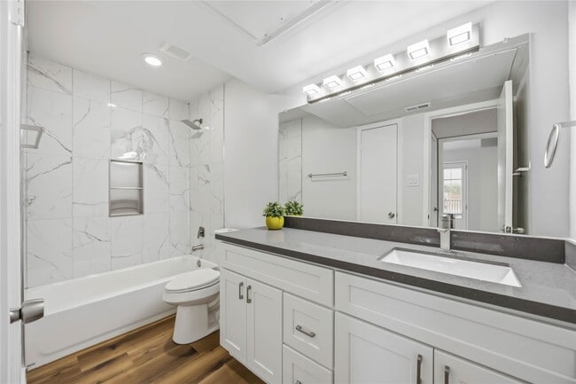 Building Photo - 2121 Hepburn St