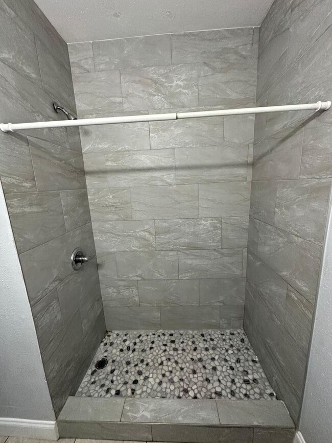 Building Photo - Fully Renovated 2/1-Single Family  Available for Immediate Rent!