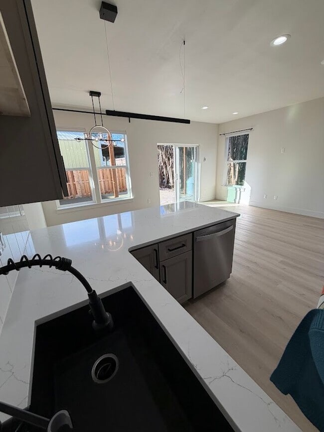 Building Photo - Modern Living Duplex in Keizer