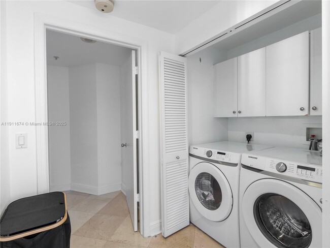 Building Photo - 848 Brickell Key Dr