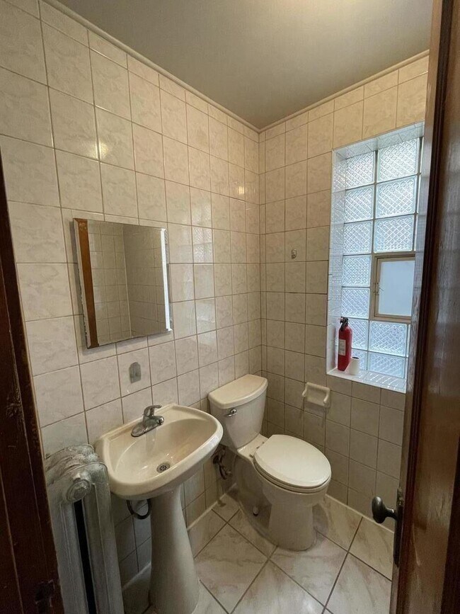 Building Photo - 2 bedroom in Chicago IL 60647