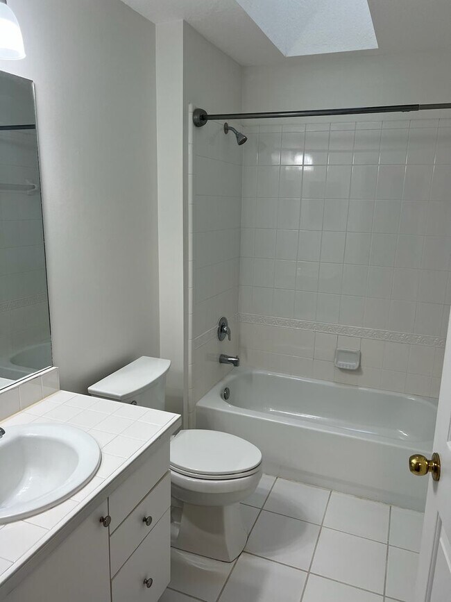 Building Photo - Newly renovated - Close to UF Health Shands, VA and Vet School!