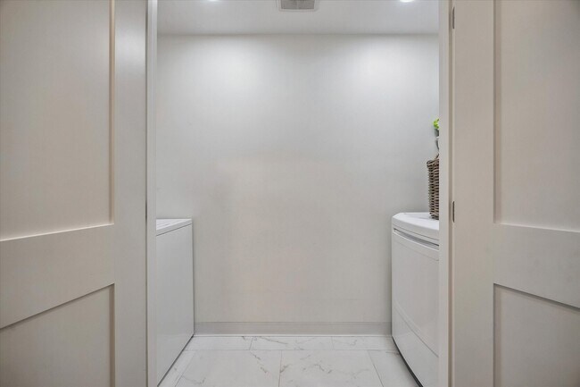 Building Photo - 6159 Meadow Lake Ln