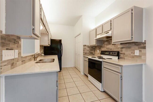 Building Photo - 9100 Mountain Ridge Dr