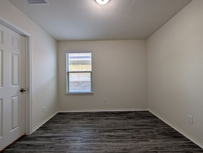 Building Photo - 4/2 in West Village at Creekside / Fenced ...