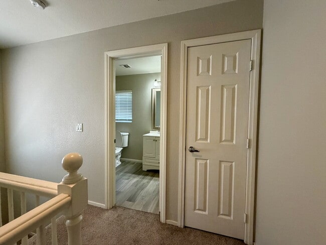 Building Photo - GATED 3 BED 2.5 BATH 1 CAR GARAGE SINGLE FAMILY HOME WITH COMMUNITY POOL