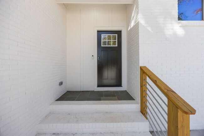 Building Photo - 8625 Cedarbrook Dr