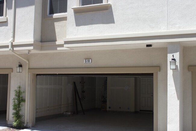 Building Photo - 518 Barcelona Loop