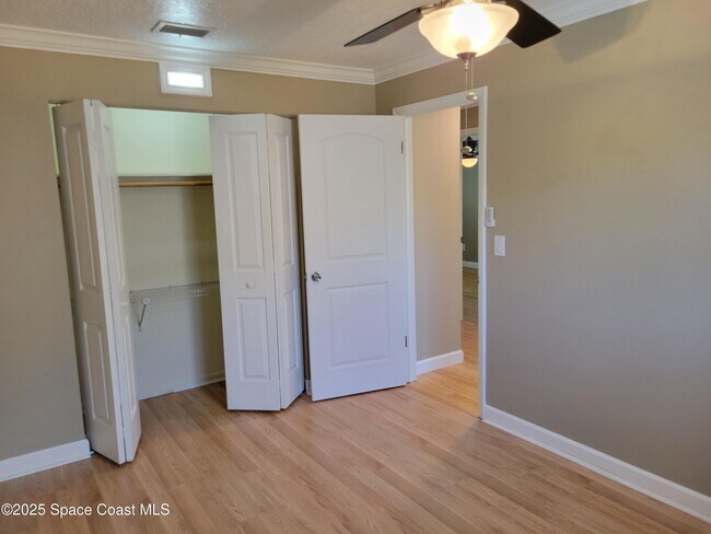 Building Photo - 245 Harbour Dr E