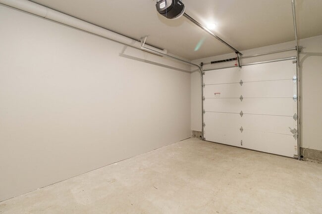Building Photo - Move In Ready 3 Bedroom 2.5 Bathroom with ...