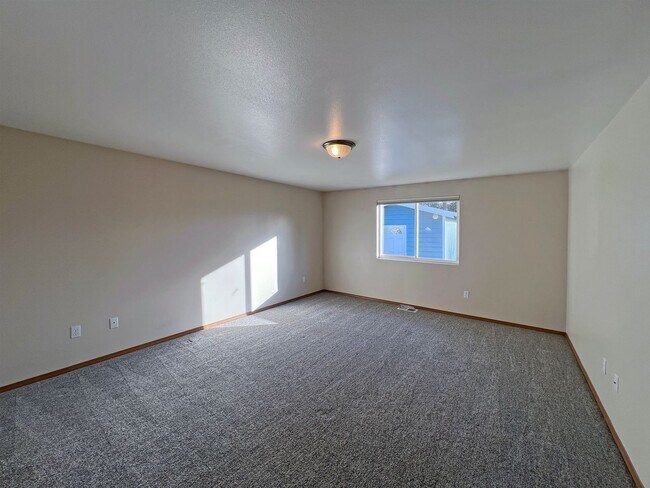 Building Photo - Price Drop to 3250!-Exceptional 2200 sq ft Three Bedroom 2 Bath Rambler in Fed Way - with A/C