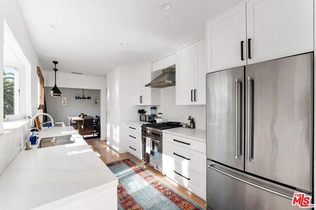 Building Photo - 502 N Sweetzer Ave