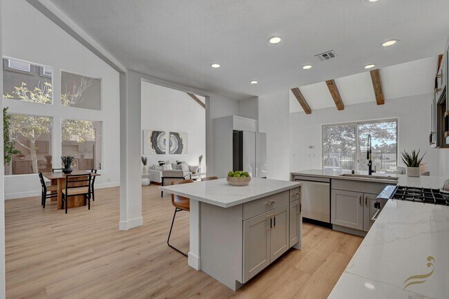 Building Photo - 3 Bedroom, 2.5 Bath Golf Course Home in Guard-Gated Canyon Gate