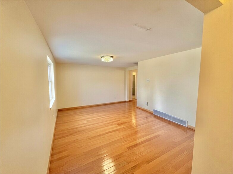 Building Photo - 227 Sunshine Dr