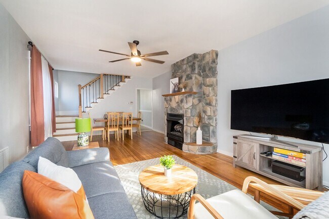 Building Photo - 3 BED · 1.5 BATH · MODERN INDUSTRIAL · AVA...