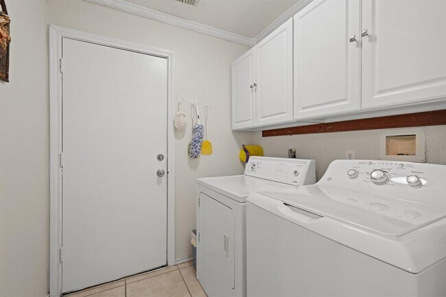 Building Photo - 2641 Village Way Dr.