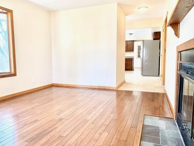Building Photo - Lovely Mequon Ranch Home
